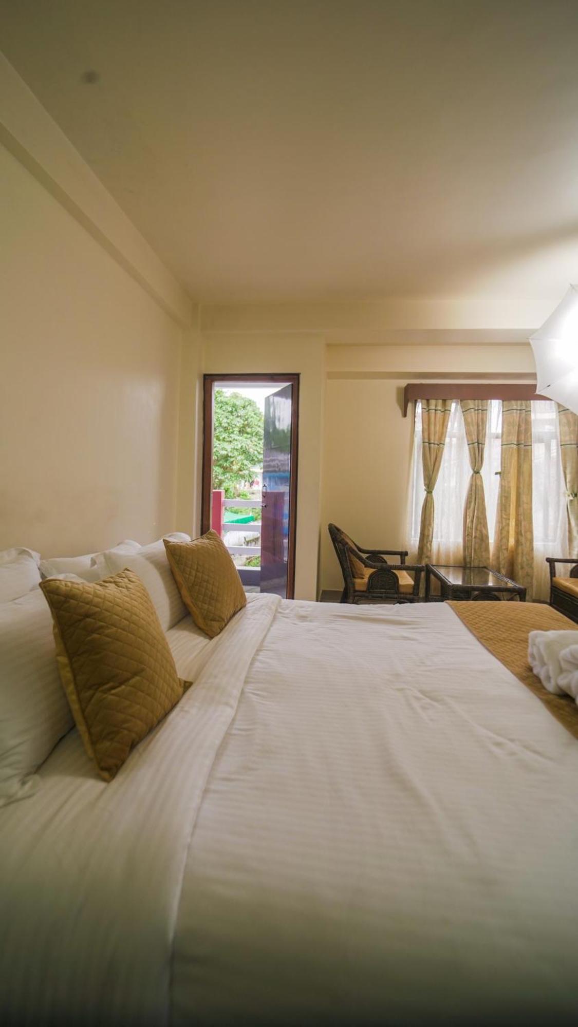 350m² 10 slaapkamer, 10 privé badkamer Appartement in Laitumkhrah Shillong Buitenkant foto
